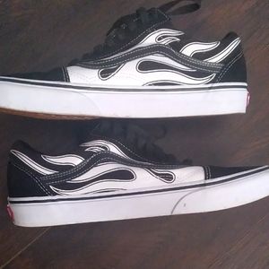 Vans black and white flame mens sz 9 Womens sz 10.5